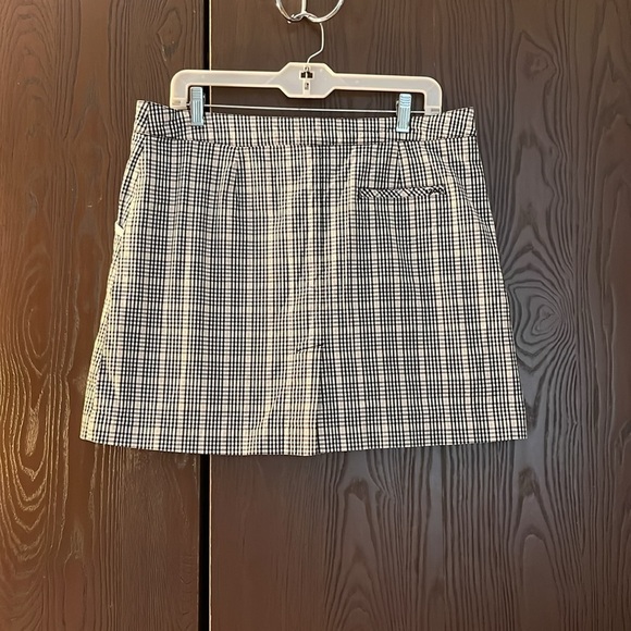 Izod black/ tan/ white checked skort with black undershorts. Size 10. - Picture 6 of 10